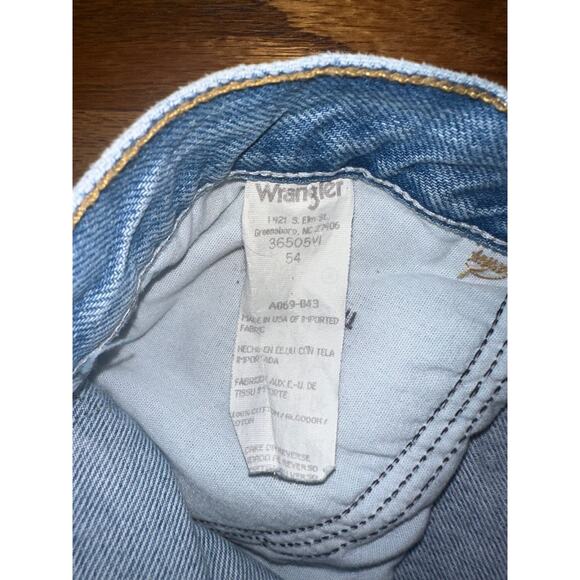 VTG Wrangler Men's jean Shorts Sz 54 Light Wash Relaxed Fit Union made USA denim - Picture 8 of 8